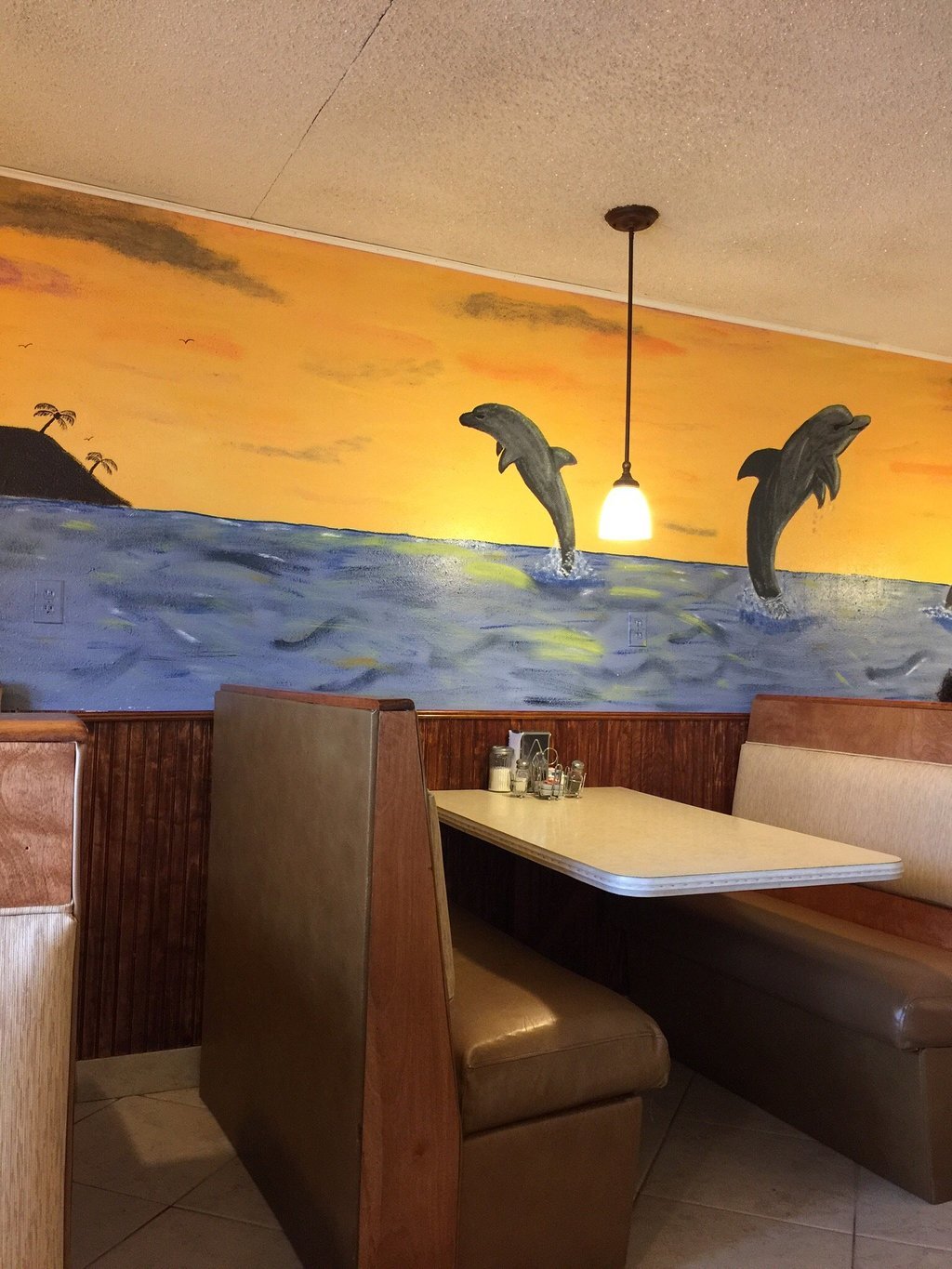 tde Dolphins Restaurant & Grill
